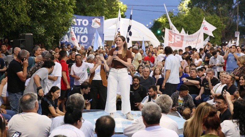 En la intersección de Gaboto y Rouillón, Tepp estuvo acompañada por gran cantidad de militantes.
