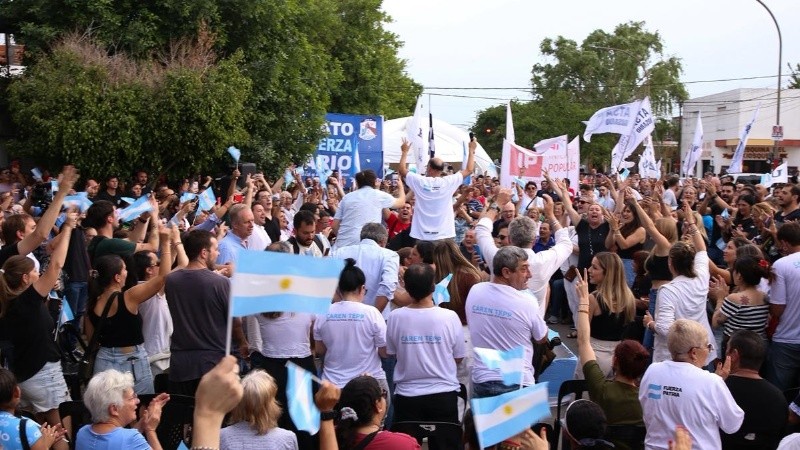 En la intersección de Gaboto y Rouillón, Tepp estuvo acompañada por gran cantidad de militantes.