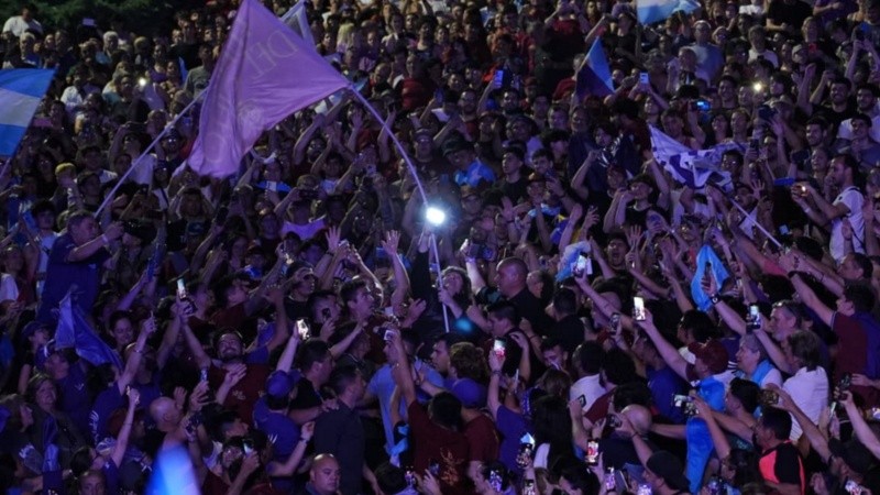 Milei llegando entre el público.