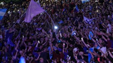 Milei llegando entre el público.