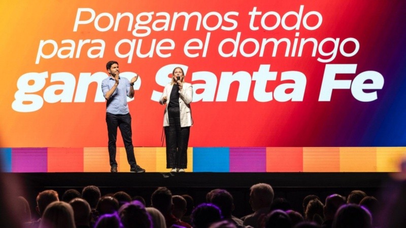 El gobernador junto a Scaglia en el escenario.