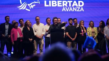 "Un médico ahí". A lo Alfonsín, Milei pidió dos veces asistencia para alguien que se descompuso en el público.