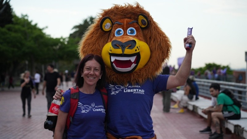 Milei encabezó el acto de cierre de campaña de LLA en Rosario.