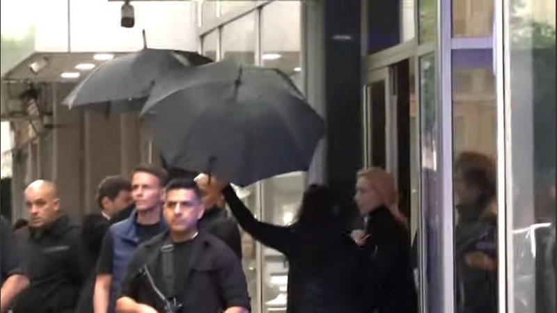 Captura de pantalla del momento en que los Milei salen del hotel en el que durmieron.