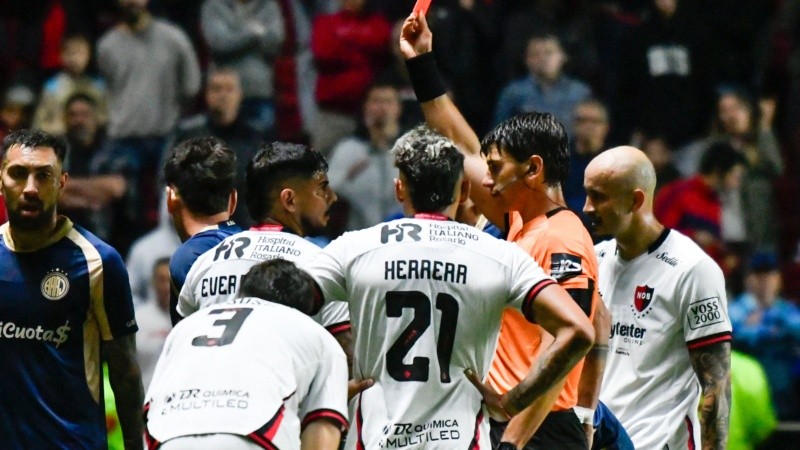 Banega fue expulsado por el árbitro Felipe Viola en el duelo ante Argentinos.
