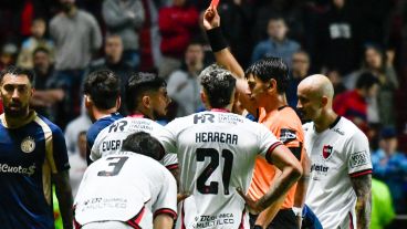 Banega fue expulsado por el árbitro Felipe Viola en el duelo ante Argentinos.