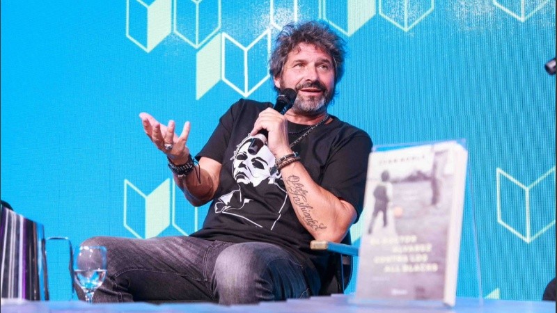 En la Feria Internacional del Libro de Rosario, Iván Noble, presentó El doctor Álvarez contra los All Blacks, su novela más personal.