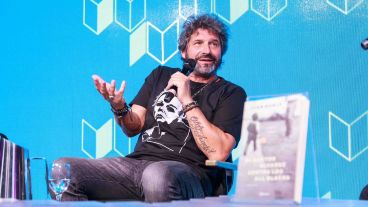 En la Feria Internacional del Libro de Rosario, Iván Noble, presentó El doctor Álvarez contra los All Blacks, su novela más personal.