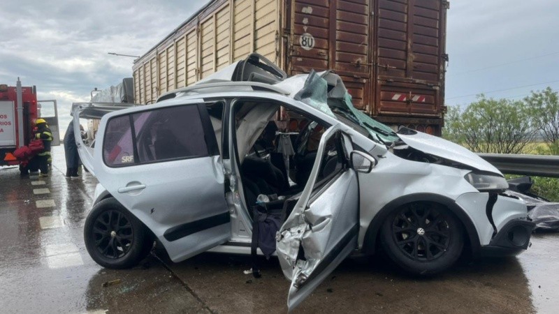 La víctima fatal y los dos heridos viajaban en el auto en sentido hacia Córdoba.
