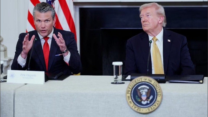 Pete Hegseth, secretario de Defensa de EEUU, junto al presidente Donald Trump en la Casa Blanca el 23 de octubre de 2025.