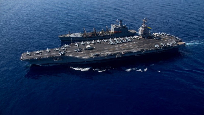 El portaaviones más grande del mundo, el USS Gerald R. Ford, navega junto al USNS Laramie (T-AO-203) durante un reabastecimiento de combustible en el mar en el Mediterráneo oriental.