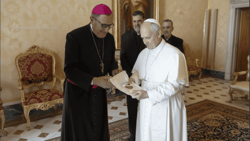 El Papa recibió la misiva del intendente Javkin con la invitación a la ciudad y la medalla por el Tricentenario.