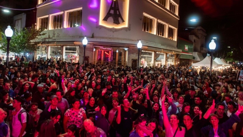 Rosario celebró una edición especial de la Noche de las Peatonales.