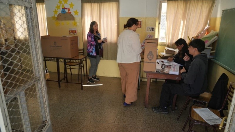 Los votantes este domingo en una escuela de Rosario.
