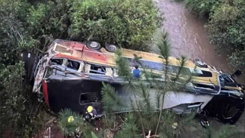 El colectivo chocó contra un auto y cayó al arroyo.