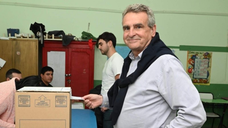 Ya votó el candidato a diputado nacional por Fuerza Patria en la provincia de Santa Fe, Agustín Rossi