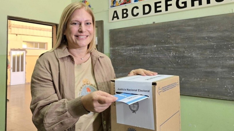 La vicegobernadora votó en Gálvez, su ciudad natal.