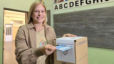 La vicegobernadora votó en Gálvez, su ciudad natal.