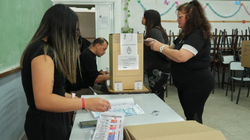 Los votantes este domingo en una escuela de Rosario.