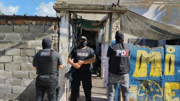 El cartel escrito con colores azul y amarillo en el ingreso del domicilio donde se vendía droga fraccionada.