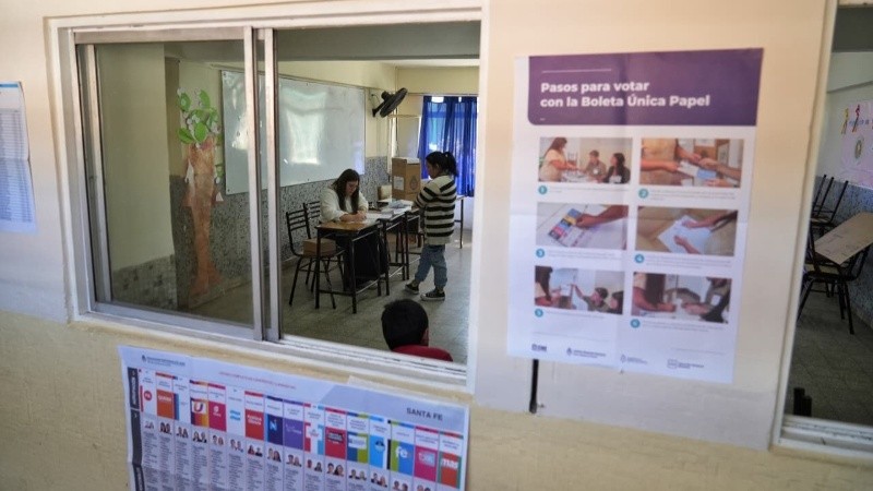 Los votantes este domingo en una escuela de Rosario.