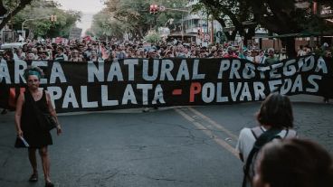 La protesta multitudinaria culminó con enfrentamientos y denuncian represión policial y gases lacrimógenos.
