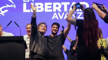 Milei y Agustín Pellegrini, durante el acto del viernes en el parque de España.