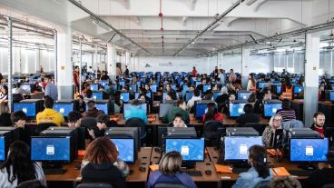 Digitalizadores en el simulacro de escrutinio provisorio. Centro de Cómputos del Correo Argentino.