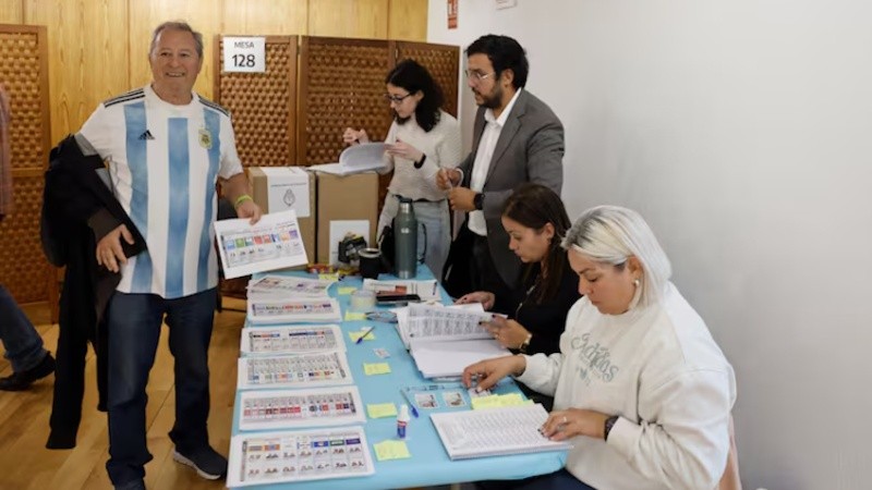 Los argentinos residentes en Madrid votan para las elecciones legislativas.