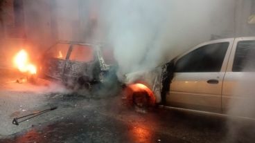 Los dos autos que se prendieron fuego en barrio Martin.