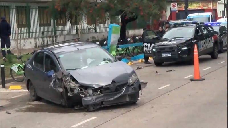 El auto embistió las bicicletas públicas en zona sur.