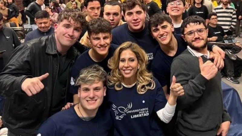 Diez rodeada de jóvenes libertarios.