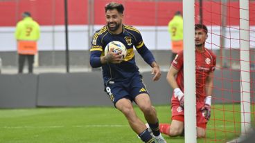Doblete de Milton Giménez en el estadio Claudio Tapia.