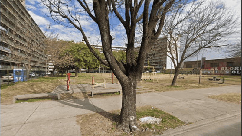 La plaza está en el corazón de una cuadra entre condominios y un club del barrio Hospitales.