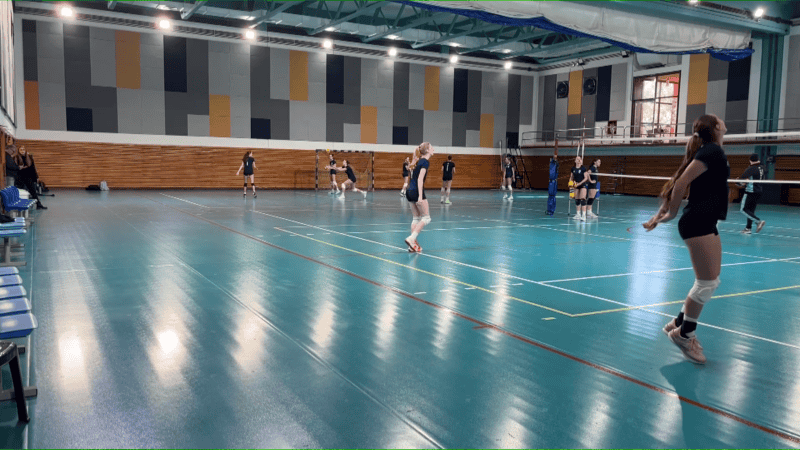 La cancha de vóley con un nuevo y costoso piso de entrenamiento.