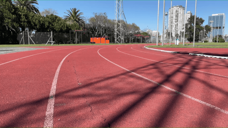 La pista de atletismo secundaria que se encuentra frente a la principal.
