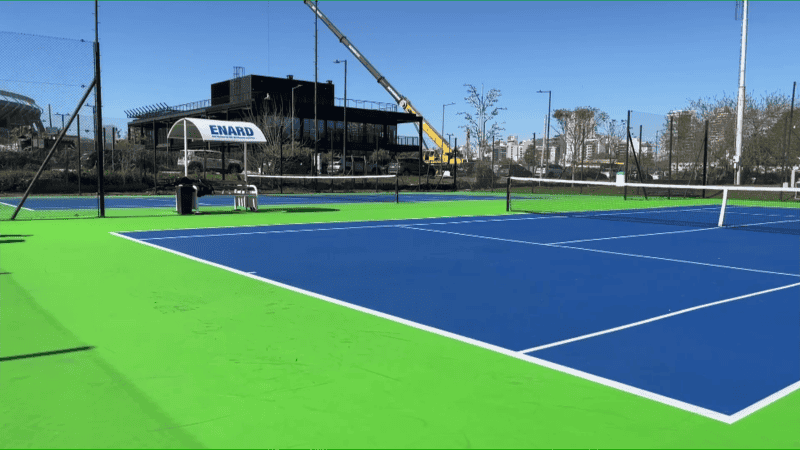 Así está la nueva cancha de tenis con tan solo meses de inauguración.