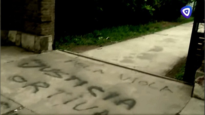 Pintadas en la escuela en la que se denunció un hecho de violencia contra un alumno de parte de sus compañeros.