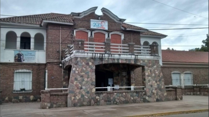 El frente del colegio María Auxiliadora de Funes: allí fue agredido el alumno de tercer año.