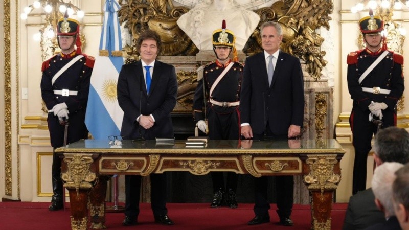Javier Milei tomó juramento a Pablo Quirno.