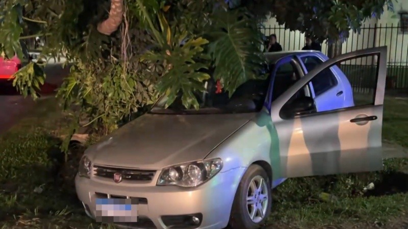 El choque dejó a una mujer atrapada en un vehículo.