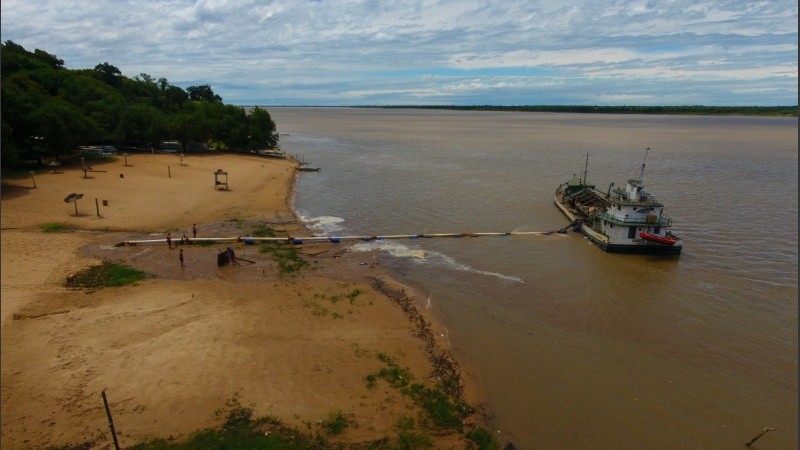 Un barco de arena financiado con los ingresos generados por la fiesta del sábado rellana parte de la playa.