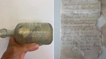 La mujer encontró la botella mientras recogía basura en la orilla.