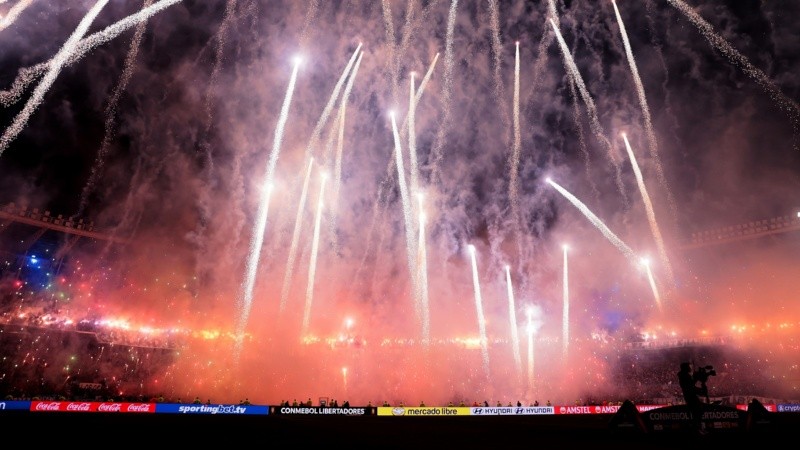 Pirotecnia y mucho fervor antes del partido.