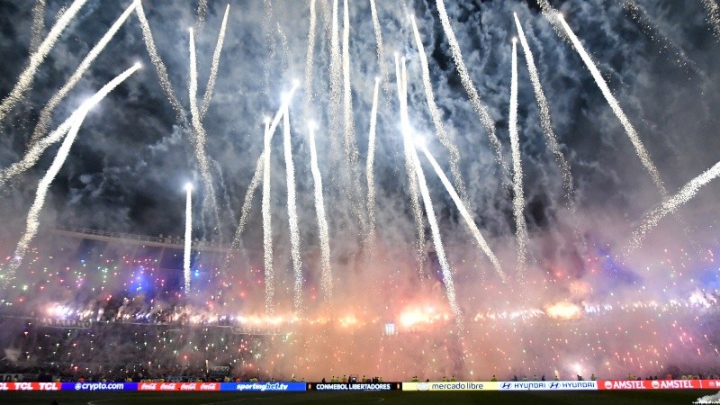Pirotecnia y mucho fervor antes del partido.