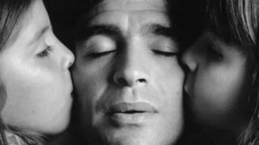 Dalma y Gianinna Maradona junto a Diego.