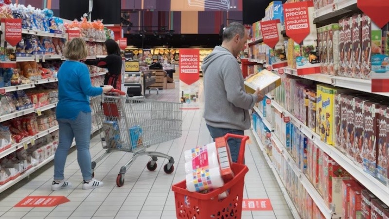 Las compras con tarjetas de débito retrocedieron del 34% al 26%, mientras que el efectivo pasó del 20% al 16%.