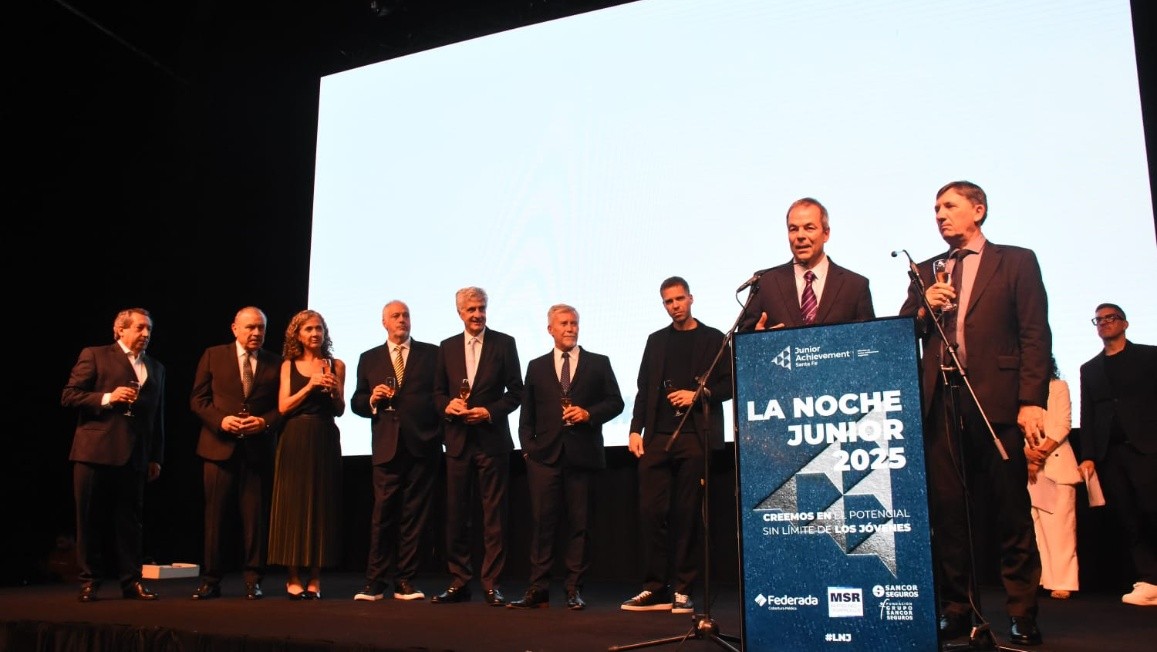 Gustavo Badosa (Sancor) fue elegico como nuevo presidente de Junior Achievement en lugar de Juan Pivetta (Federada Salud). A su lado todos los ex presidentes de la entidad.