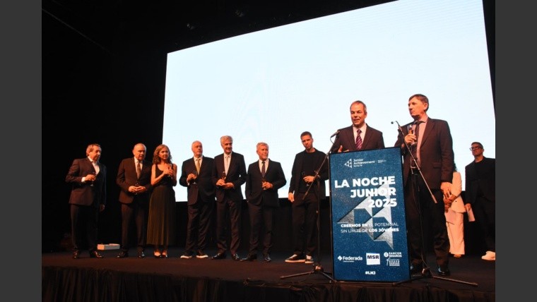 Gustavo Badosa (Sancor) fue elegico como nuevo presidente de Junior Achievement en lugar de Juan Pivetta (Federada Salud). A su lado todos los ex presidentes de la entidad.