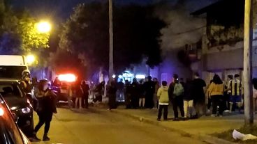 Vecinos reunidos en inmediaicknes de la casa incendiada.